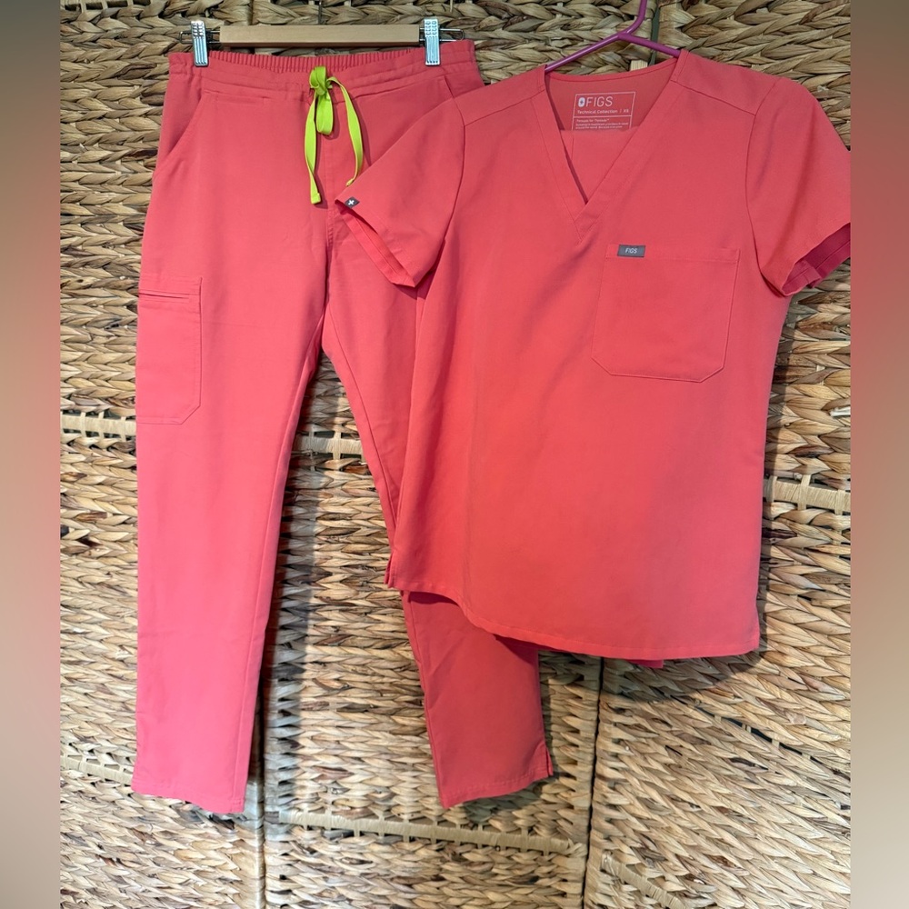 Figs Hot Coral Scrub Set